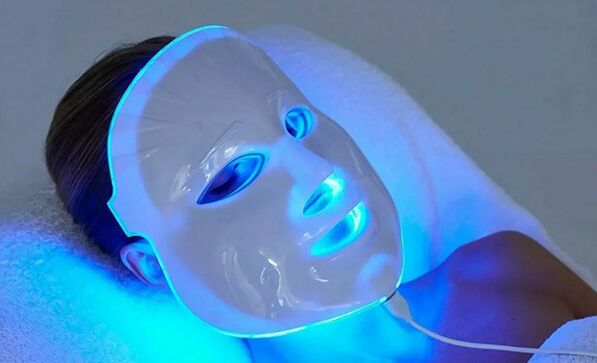 顔の皮膚の加齢に伴う変化と戦うためのLED光線療法治療